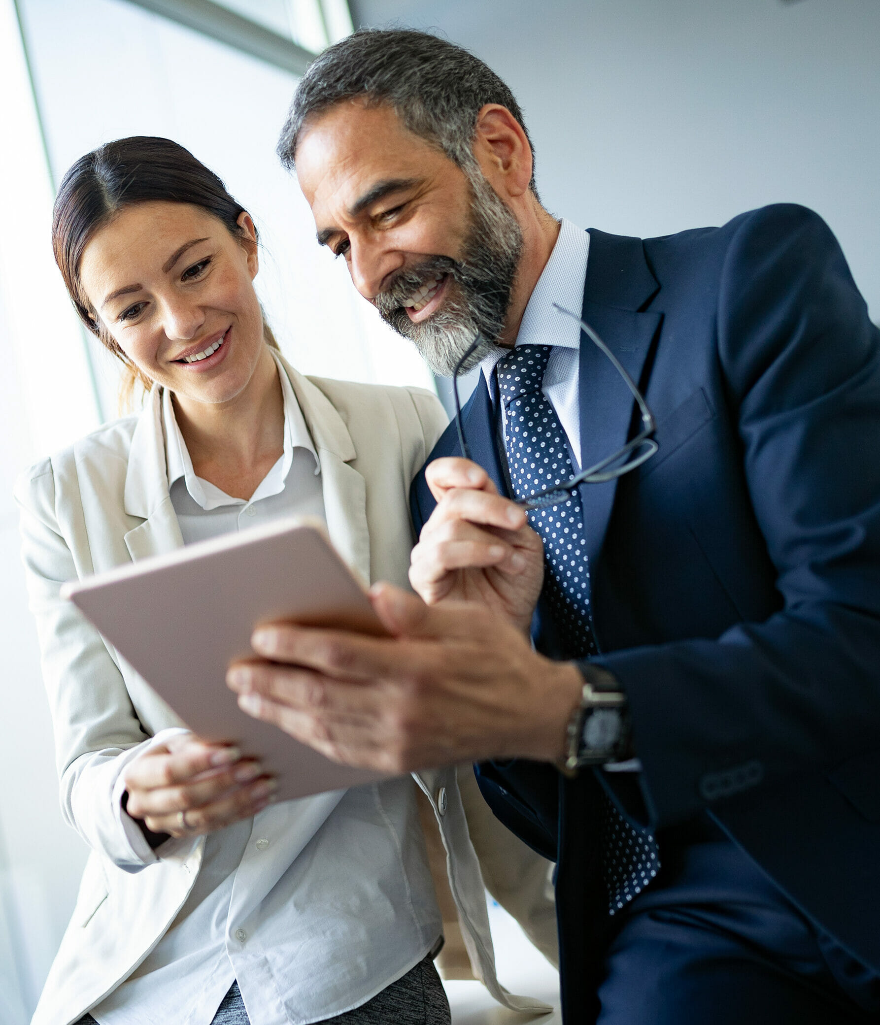 Un conseiller en ressources humaines qui discute avec une gestionnaire de ce qui pourrait être améliorer dans la fonction RH