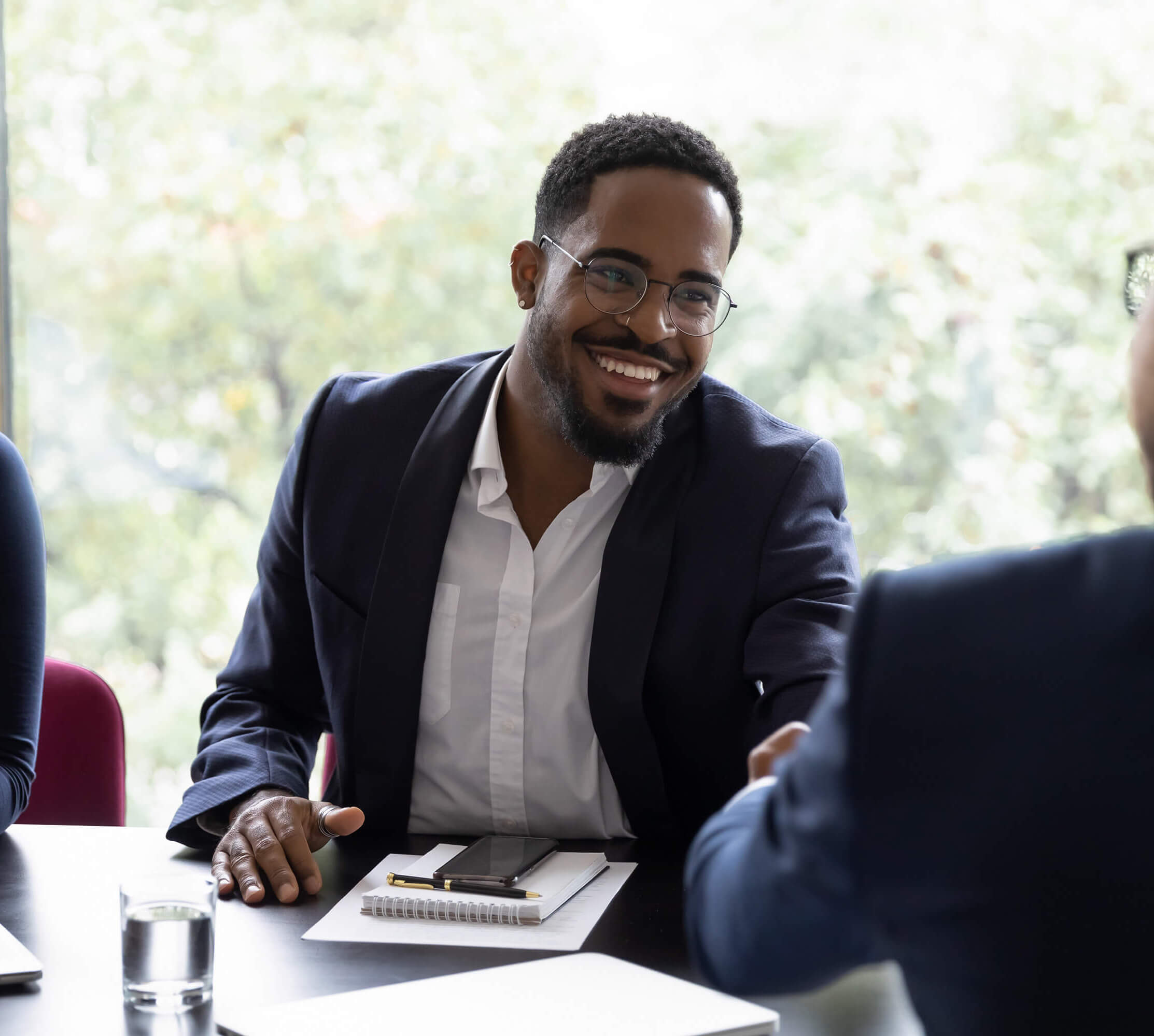 Un conseiller en ressource humaine qui accompagne une entreprise dans son processus de recrutement