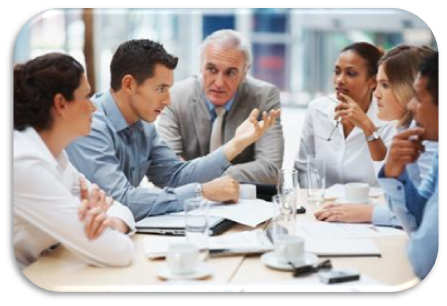 Un conseiller en RH qui rencontre une équipe de travailleurs